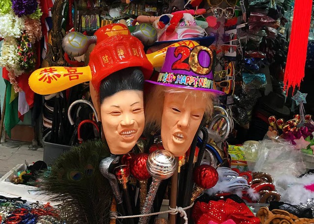 Gummi-Puppen von US-Prsident Donald T...-un auf einem Straenmarkt in Hongkong  | Foto: DPA