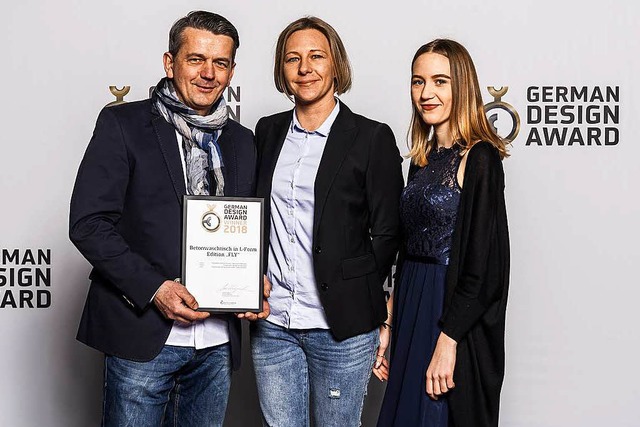 Jarek und Tanja Nonnast mit ihrer Toch...leihung  zum German Design Award 2018.  | Foto: privat