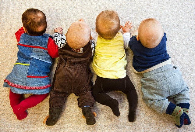 Die meisten Babys erkunden krabbelnd d...r Prozent bevorzugen das Poporutschen.  | Foto: Patrick Pleul