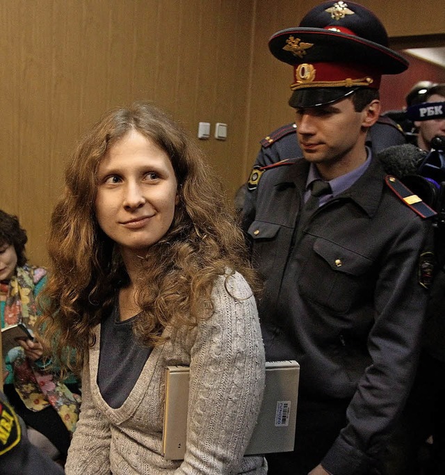 Marija Aljochina beim Gerichtsprozess ...rauen von Pussy Riot weltweit bekannt.  | Foto:  dpa