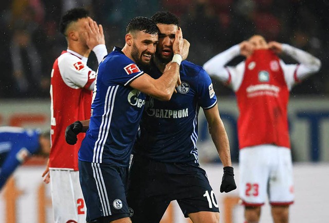 Die Schalker Daniel Caligiuri (2.vl.) ...Karim Onisiwo (l) und Suat Serdar (r).  | Foto: dpa