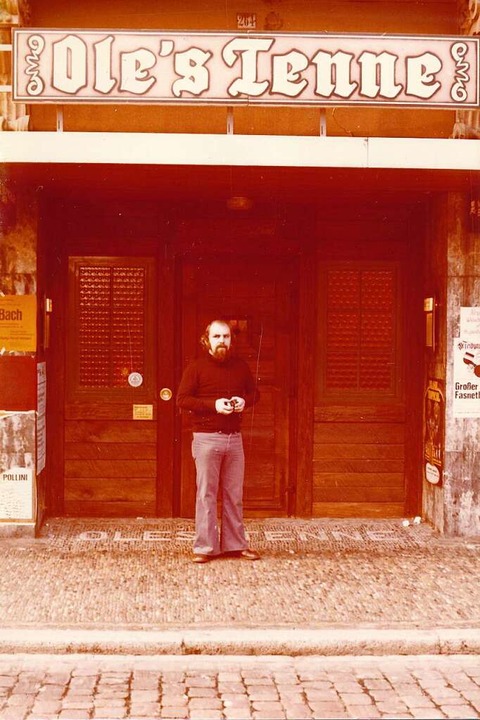 Ole Krucker vor Ole&#8217;s Tenne in den 1970er-Jahren.  | Foto: Madeleine Hager
