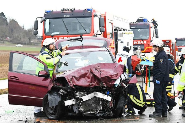 Feuerwehr und Rettungsdienst waren an der Unfallstelle im Einsatz.  | Foto: Wolfgang Knstle