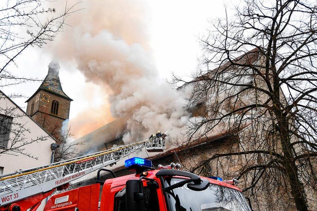 Die Feuerwehr bekmpft den Brand in der Innenstadt von Ravensburg.  | Foto: dpa