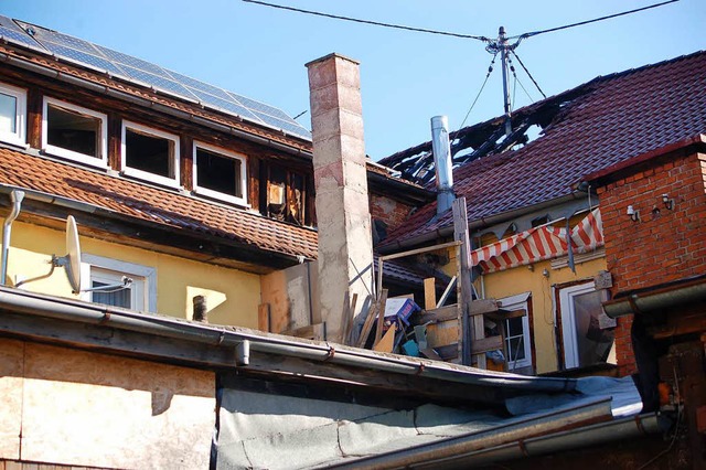 Das Brandhaus vor fnf Jahren &#8211; ...len Schden sind inzwischen beseitigt.  | Foto: dpa