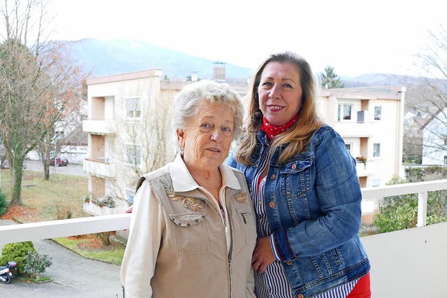 Helga Gottmeier mit Tochter Sabine auf dem Balkon ihrer Wohnung in Mllheim  | Foto: Susanen Ehmann