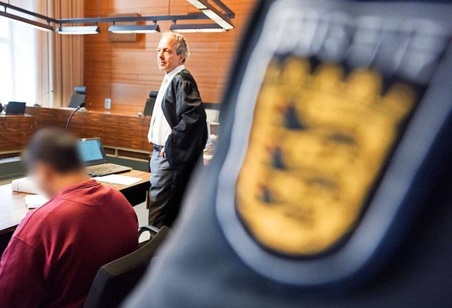 Verteidiger Sebastian Glathe mit seinem Mandanten im Gerichtssaal  | Foto: dpa