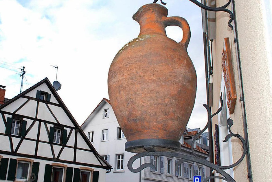Symbol der Töpferstadt an der Fassade der Keramikwerkstatt Hakenjos (Foto: Maja Tolsdorf) Symbol der Töpferstadt an der Fassade der Keramikwerkstatt Hakenjos (Foto: Maja Tolsdorf)