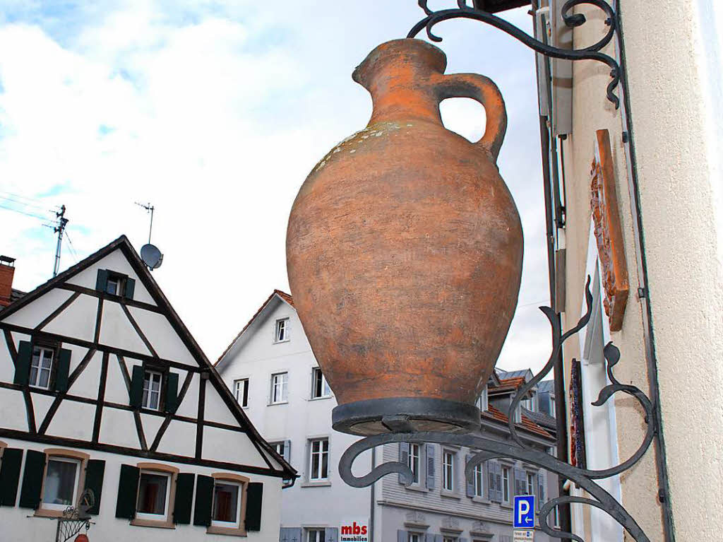 Symbol der Tpferstadt an der Fassade der Keramikwerkstatt Hakenjos