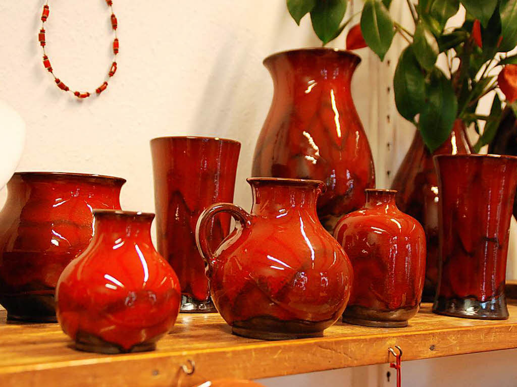 <ppp></ppp>tiefrote Vasen bei Hakenjos. Die verschiedenen Farbschlge beeinflusst auch der Brennvorgang.