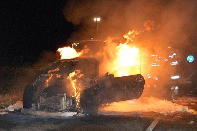 Als die Feuerwehr am Einsatzort eintra... Fahrzeug bereits komplett in Flammen.  | Foto: Feuerwehr Herbolzheim