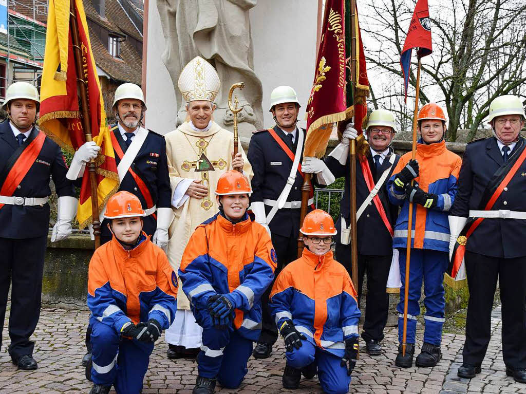 Fridolinsprozession 2018: Gruppenfoto der Feuerwehrabdordnung mit Erzbischof Georg Gnswein