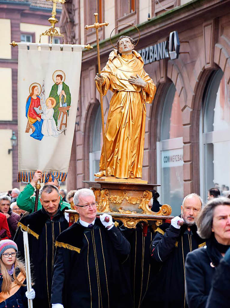 Begleitet wurde der Fridolinsschrein von Musikern, Trachtengruppen, christlichen Vertretern und den Zuschauern am Rand der Prozession, fotografiert von Hildegard Siebold.