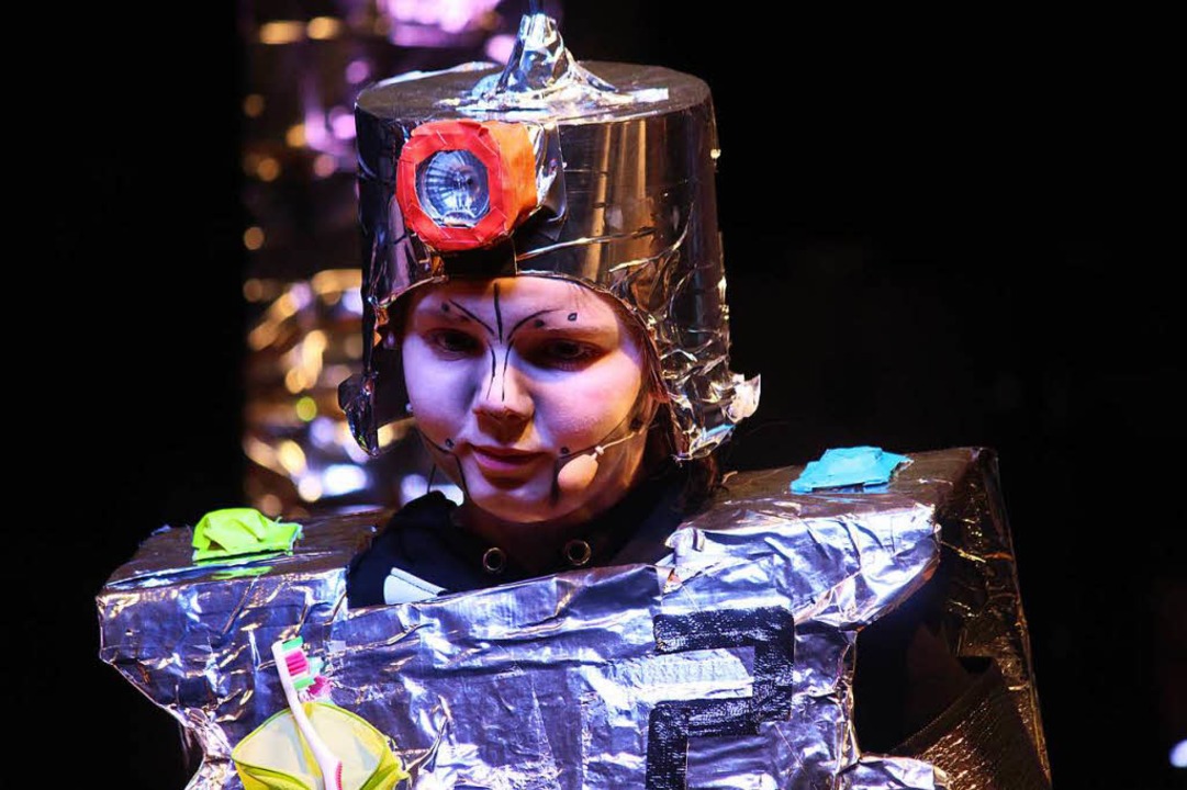 Im Kindermusical der Fnftklssler beherrschen Roboter die Welt.  | Foto: Martin Klabund