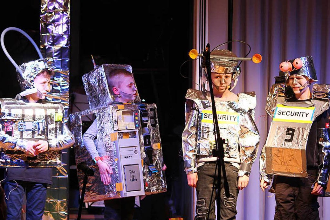 Die Roboter werden vom &#8222;Obersten Rechner&#8220; gelenkt und befehligt.  | Foto: Martin Klabund