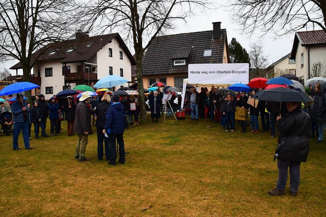 Trotz starken Regens haben sich rund 1...schen zur Demo im Oberfeld versammelt.  | Foto: Stefan Ammann