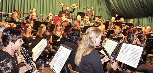 Unter der Leitung von Marlon Zickgraf ...8220; in der vollbesetzten Festhalle.   | Foto: Karin Heiss