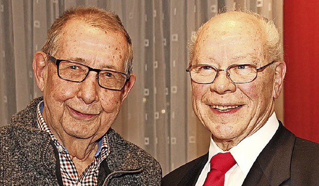 Wolfgang Ertl (rechts) und Hanspeter L...t 40 Jahren beim Mnnerchor Hochfirst.  | Foto: Eva Korinth