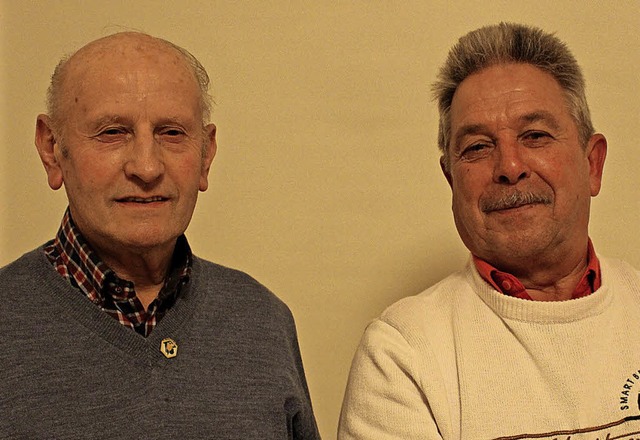 Seit 20 Jahren ist Klaus Jost (links) ...mit der silbernen Ehrennadel des DIB.   | Foto: Hansjrg Bader