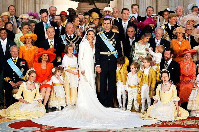 Letizia Ortiz im Kreise ihrer neuen Familie nach der Hochzeit 2004  | Foto: AFP