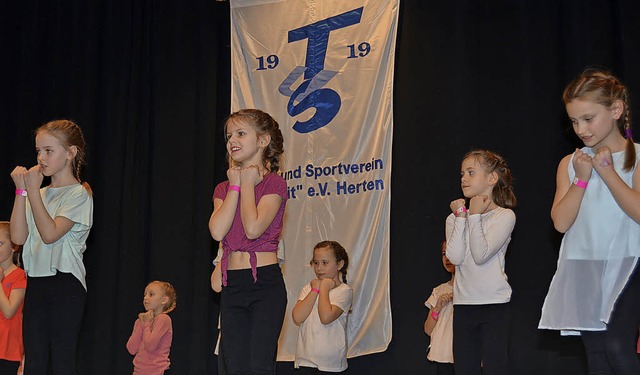 Die Kleinsten der Mdchengruppe Star K... Programm mit viel Schwung und Freude.  | Foto: Danielle Hirschberger