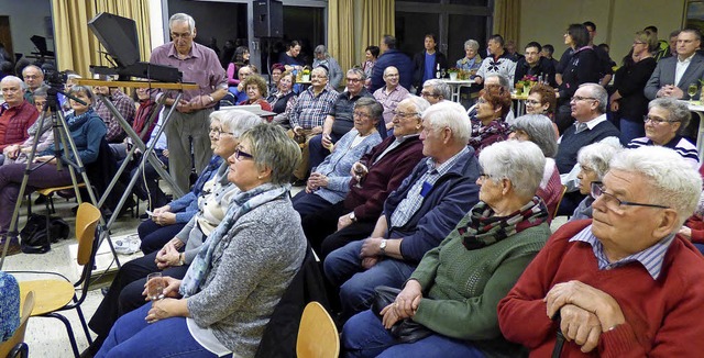 Gespannt waren die Besucher in Mappach...er (am Diaprojektor) zu zeigen hatte.   | Foto: Fiedler