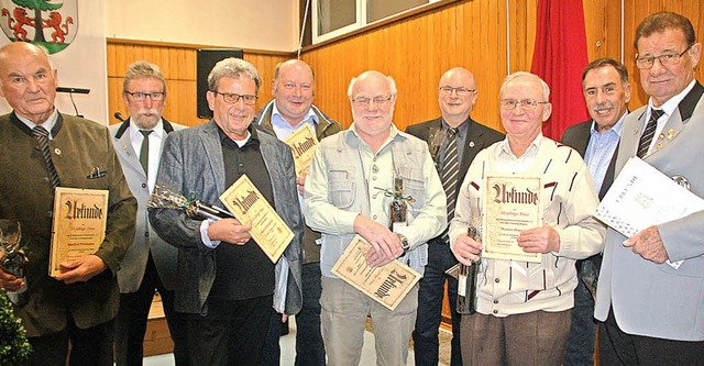 Seit 50 Jahren Mitglied (von links): M...andl, Walter Neuburger und Edgar Fehr.  | Foto: Petra Wunderle