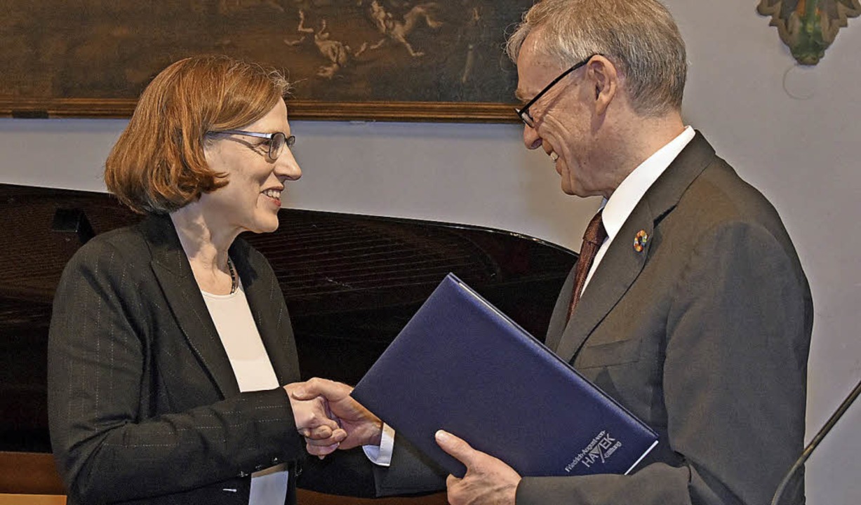 Heike Gbel erhielt ihren Hayek-Preis ...ligen Bundesprsidenten Horst Khler.   | Foto: Michael Bamberger