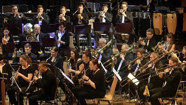 Die ausgeklgelten Arrangements ihres ...Musiker und Musikerinnen meisterhaft.   | Foto: Wolfgang Knstle