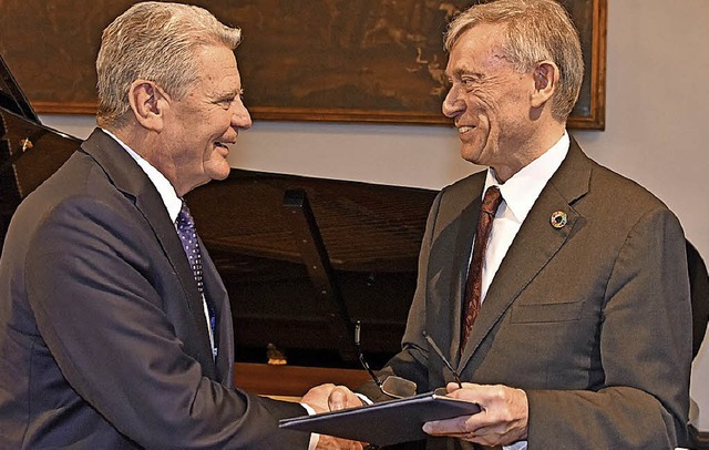 Joachim Gauck (links) erhlt den Hayek-Preis von Horst Khler.  | Foto: Michael Bamberger