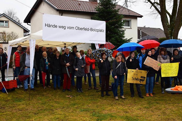 Hnde weg vom Oberfeld-Bolzplatz ist auf einem Banner zu lesen.  | Foto: Stefan Ammann