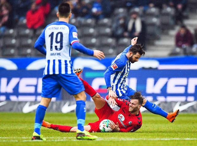SC-Kicker Lucas Hler (am Boden) gegen...nhardt, beobachtet von Nenad Ibisevic   | Foto: DPA