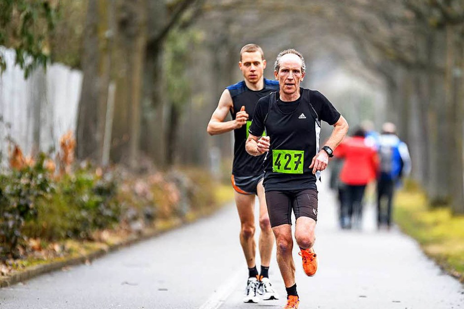 Auf der Strecke lag Hanspeter Scherr zwischenzeitlich vor Adrian Probst. Den Halbmarathon gewinnt am Ende jedoch Probst vor Scherr. (Foto: Gerd Gruendl) Auf der Strecke lag Hanspeter Scherr zwischenzeitlich vor Adrian Probst. Den Halbmarathon gewinnt am Ende jedoch Probst vor Scherr. (Foto: Gerd Gruendl)