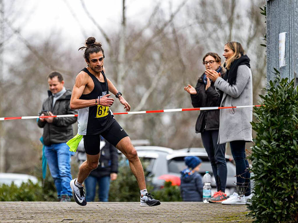 Omar Tareq auf dem Weg zum Sieg beim Zehn-Kilometer-Lauf