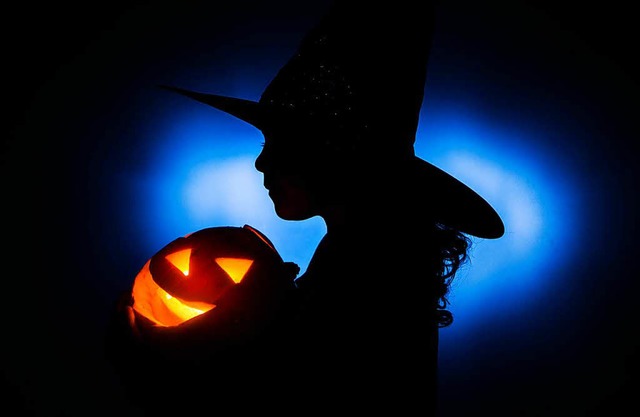 An Halloween ziehen Hexen und Geister durch die Straen.   | Foto: dpa