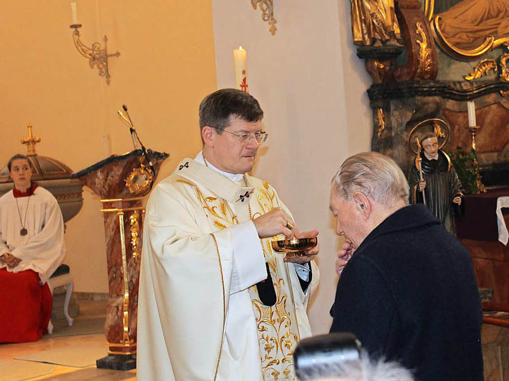 Die Hl. Kommunion nahm Willi Burger von seinem Sohn, dem Erzbischof Stefan Burger, entgegen.
