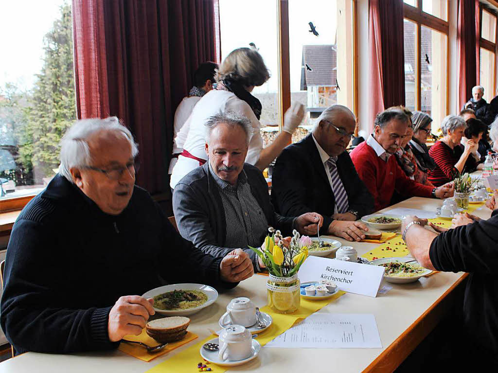 Nach getaner Arbeit lieen sich die Mitglieder des Bachheimer Kirchenchors die Nudelsuppe schmecken.