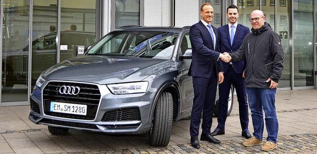 Volksbank-Vorstand Fritz Schultis und ...Audi Q3 an Stefan Motzkus (von links).  | Foto: Volksbank