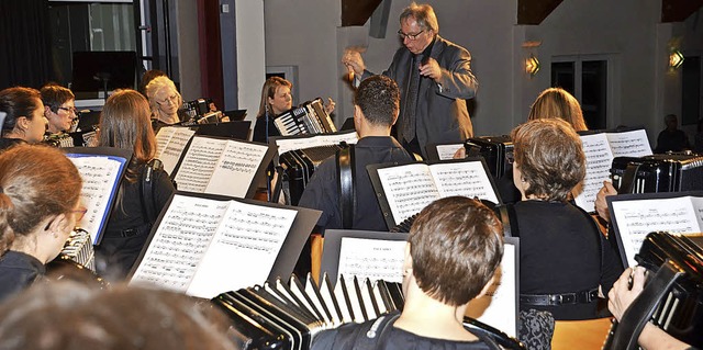 Von Astor Piazzolla bis Deep Purple: D...thler  Harmonika-Spielring in Aktion.  | Foto: Roland Vitt