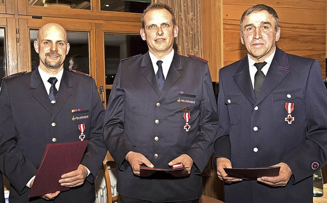 Mit dem silbernen Feuerwehrehrenzeiche...ienst in der Feuerwehr Hermann Amann.   | Foto: Volker Mnch