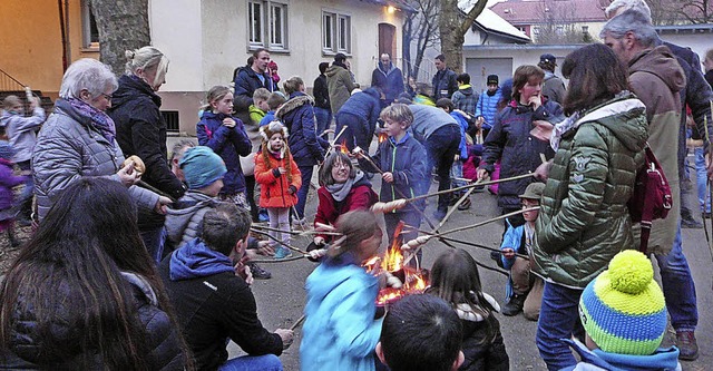 Am Feuer kamen Eltern, Kinder und Lehrer ins Gesprch.   | Foto: Schule