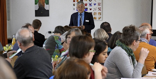 Botho Jenne verliest fr Dekan Rdiger... der Gemeindemitglieder zu gro ist.    | Foto: Christiane Franz