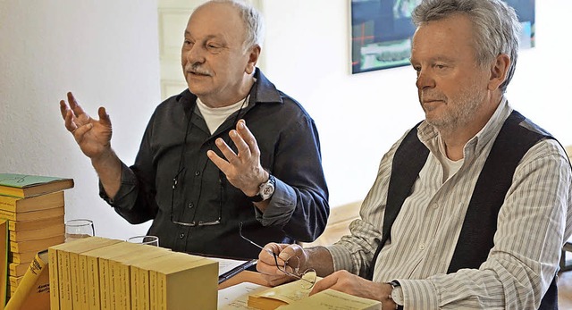 Heinz Schlgl (links) und Frank van Ve...ramatiker und Lyriker Bertolt Brecht.   | Foto: Frey