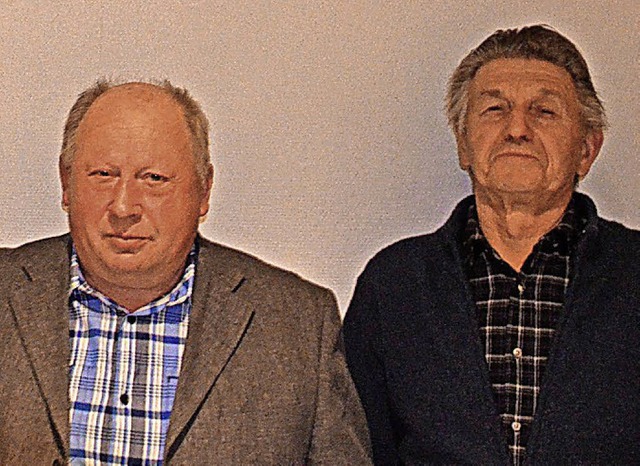 Emil Bhler und Peter Fritsche (von li...ft beim Imkerverein Hotzenwald geehrt.  | Foto: Christiane Sahli
