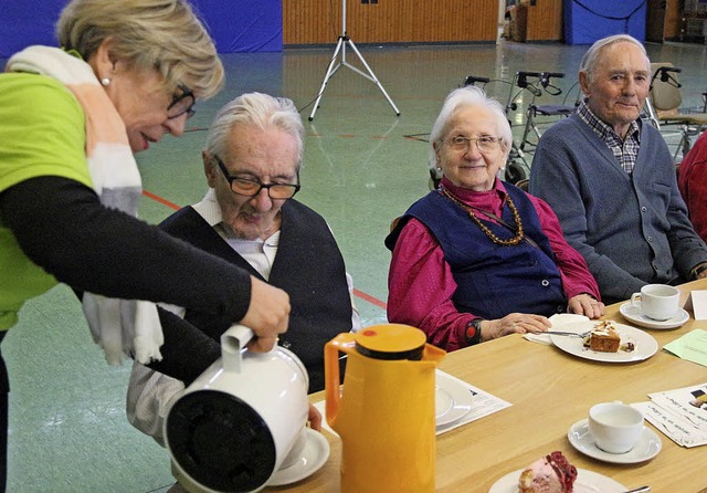 Mit Kaffee und Kuchen wurden die lter...ger beim Seniorennachmittag versorgt.   | Foto: Horst David