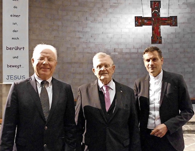 Der ehemalige Ministerprsident Erwin ...und Pfarrer Thorsten Becker (rechts).   | Foto: Daniel Scholaster