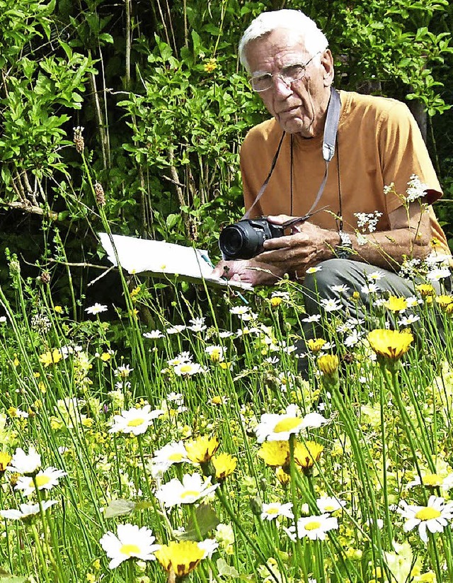 Peter Simon mit dem Erfassbogen fr Sc...e und der  Kamera in blhender Wiese.   | Foto: Privat