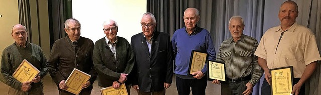 Kreisjgermeister Wolfgang Lauer (Mitt...rt Schell, Klaus Niehser (40 Jahre).   | Foto: Frank Krause