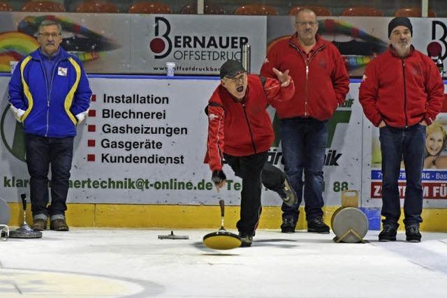 48 Teams kamen zum Eisstockschieen in die Franz-Siegel-Halle