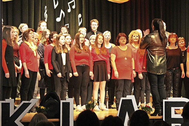 Gute Laune versprhte der A-cappella-C...0;  und deren Leiterin Sabine Zausig.   | Foto: C. Liebwein